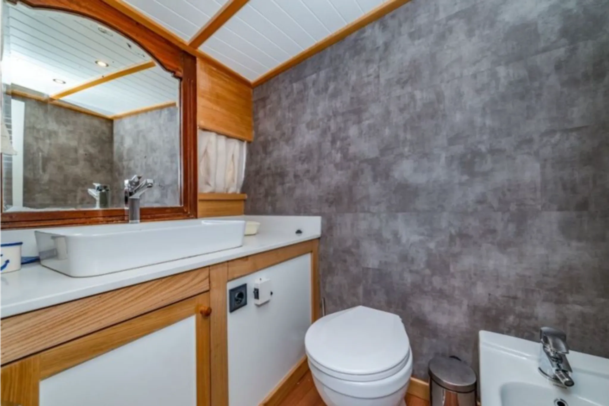AMAZON SOLO cabin 3