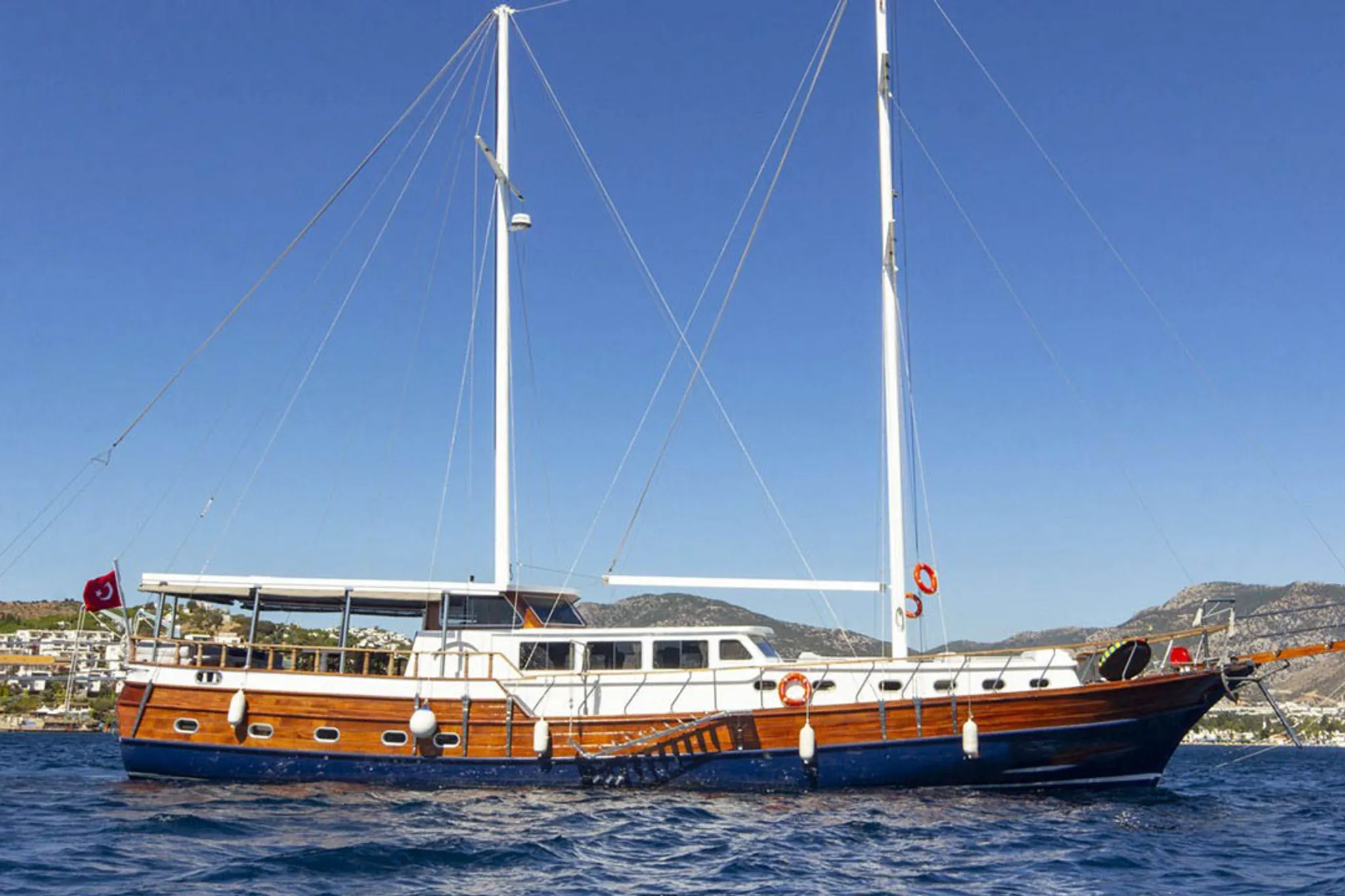 MARE D ELFIDA yacht