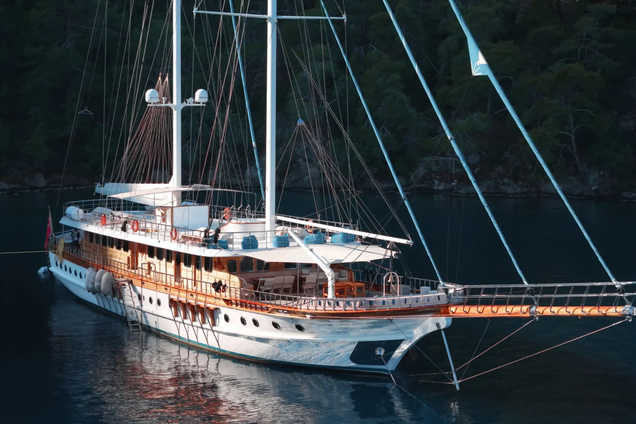 Queen Atlantis yacht
