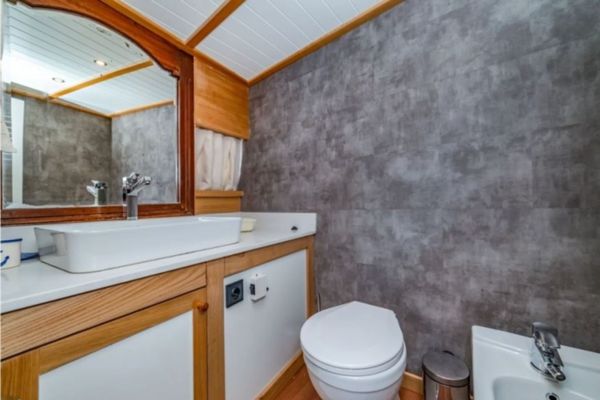AMAZON SOLO cabin 3