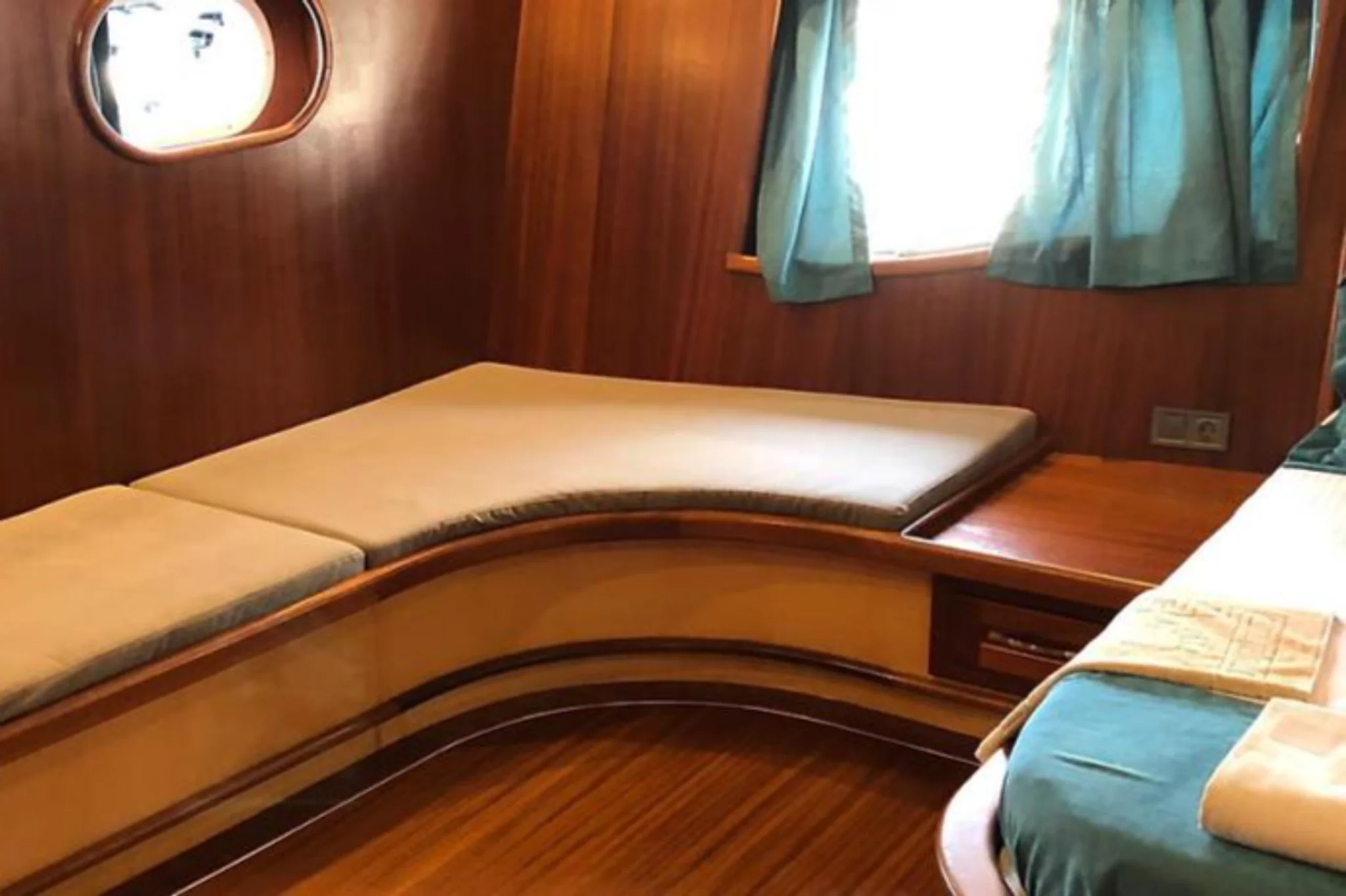 Cabine 3 de YARIMADALI O