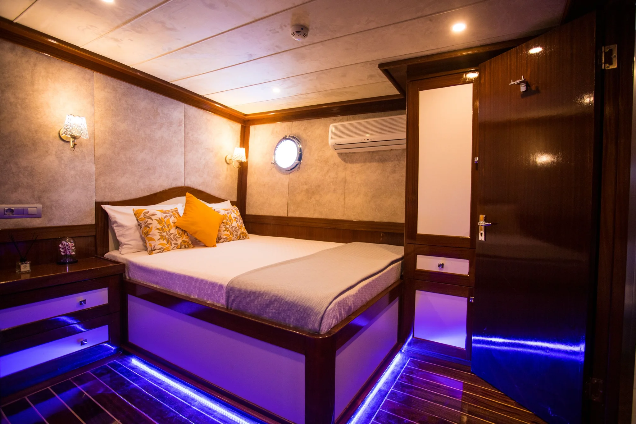 Queen of RTT cabin 1