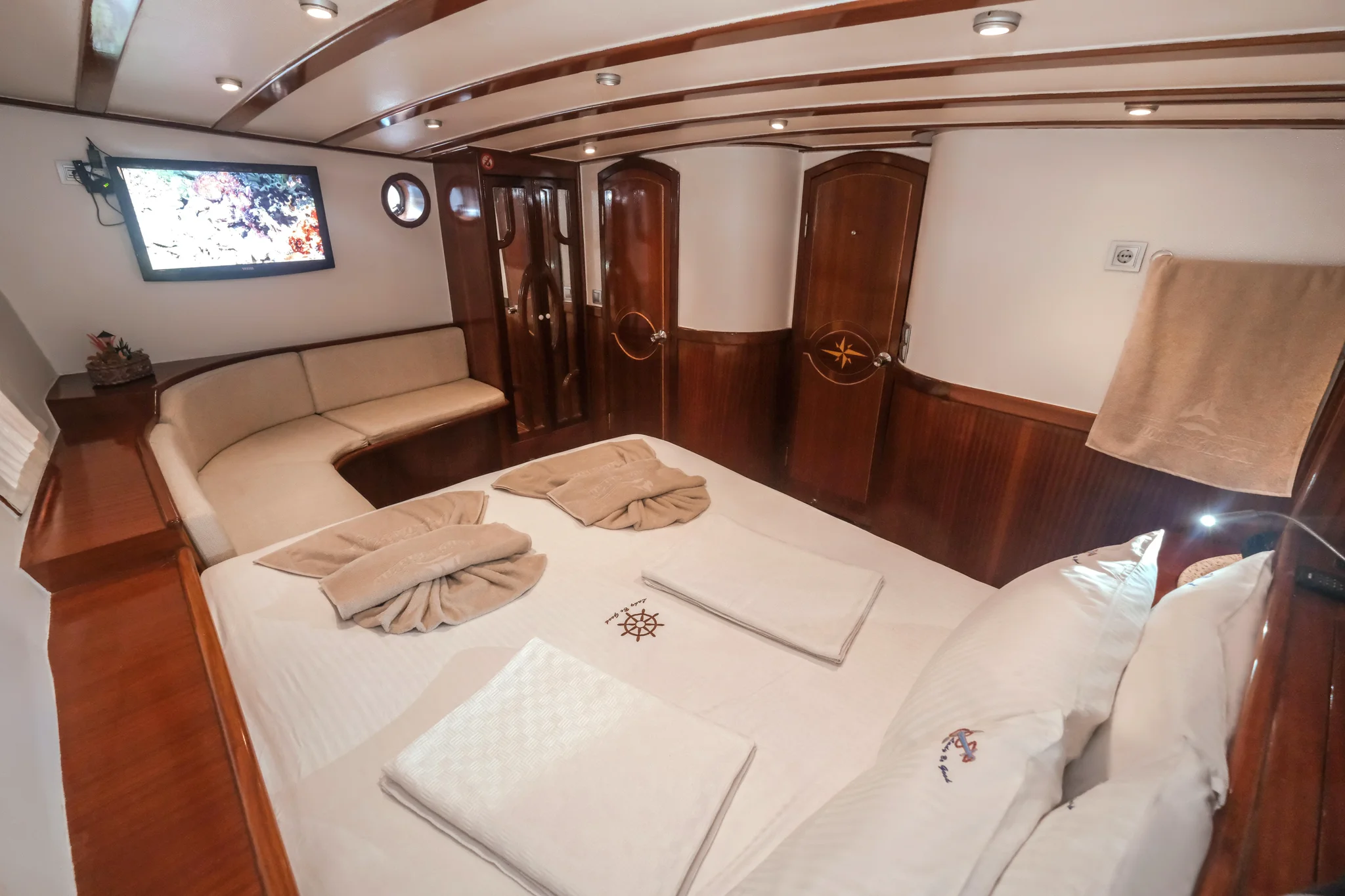 Cabine 2 de Junior Tarkan
