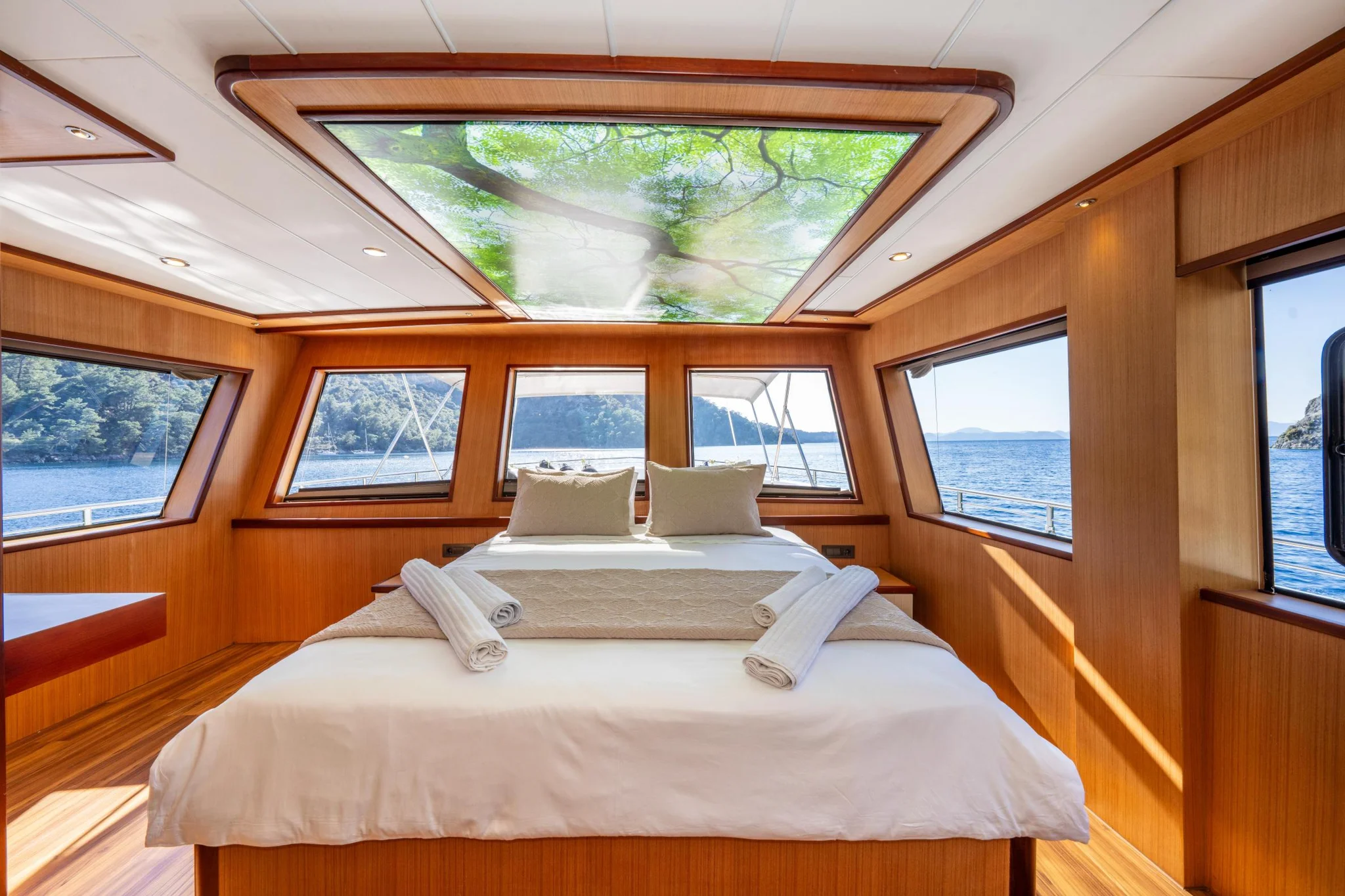 LILA TRAWLER — Foto 1