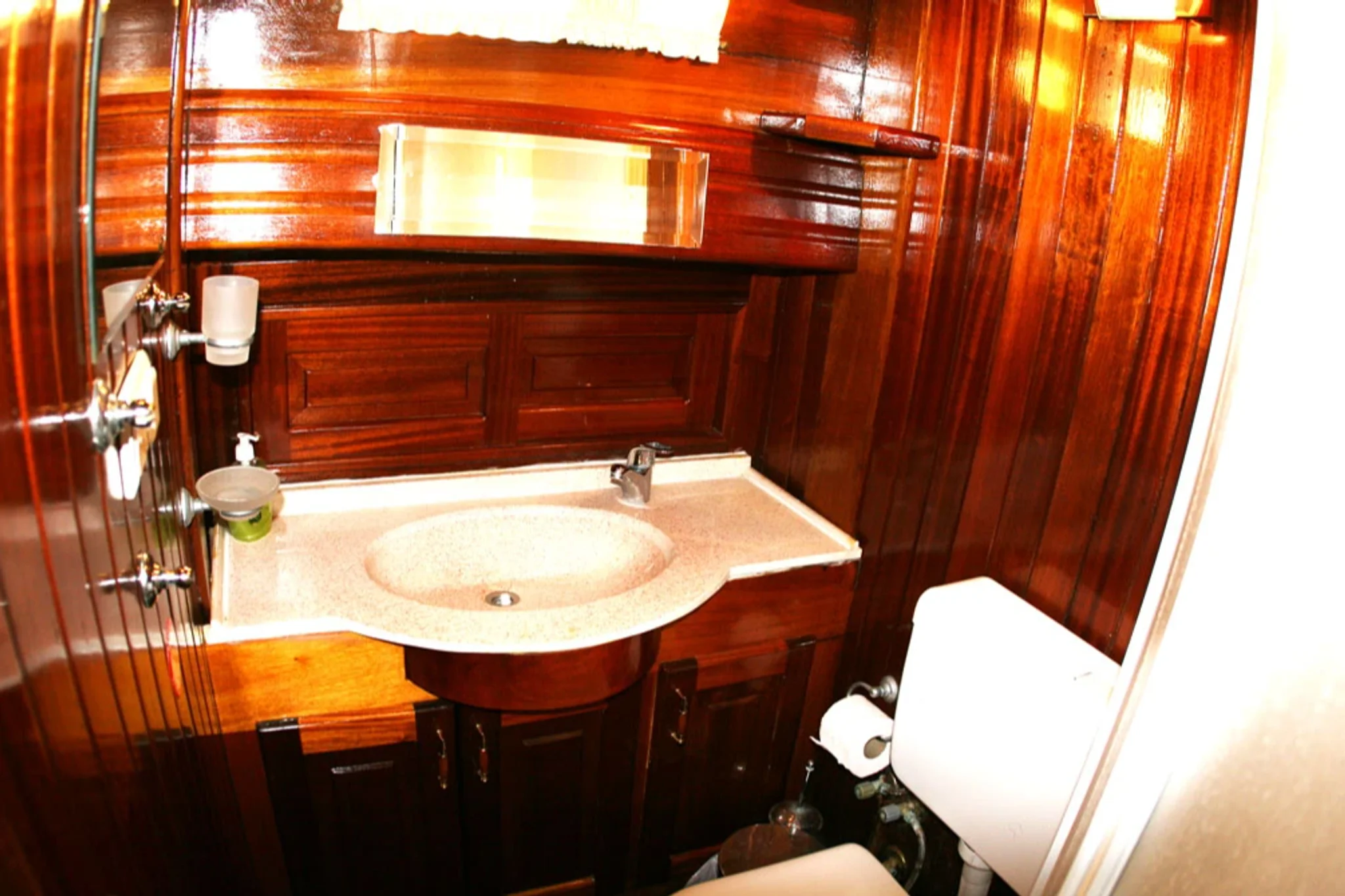Cabine 2 de UNAL KAPTAN A