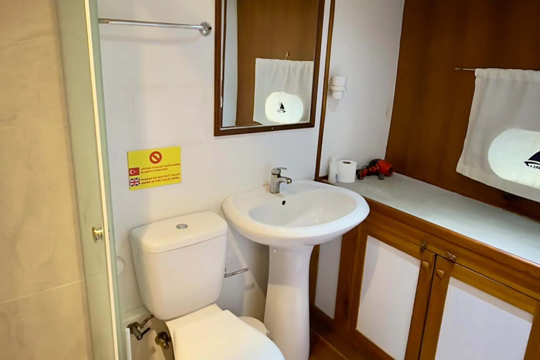 Cemre 4 — cabina 3
