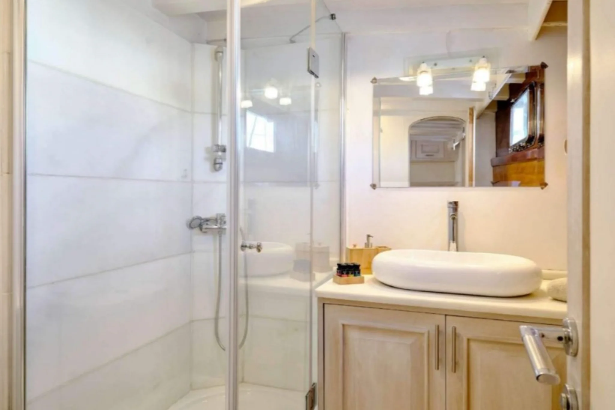 White Pearl cabin 3