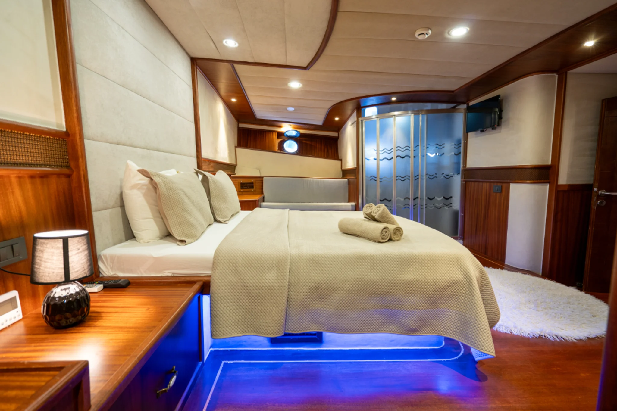 Nevra Queen cabin 3