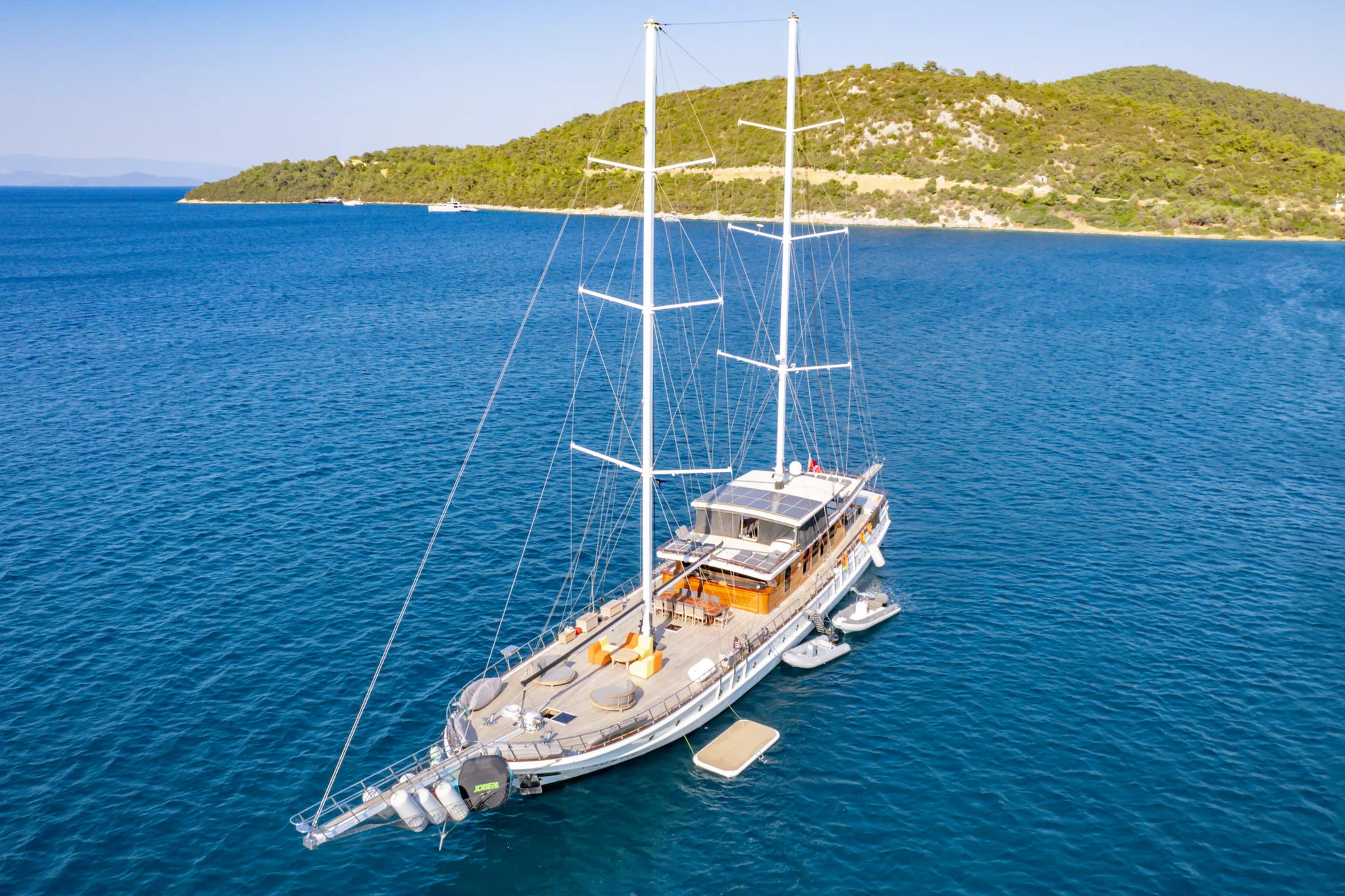 Caustic yacht