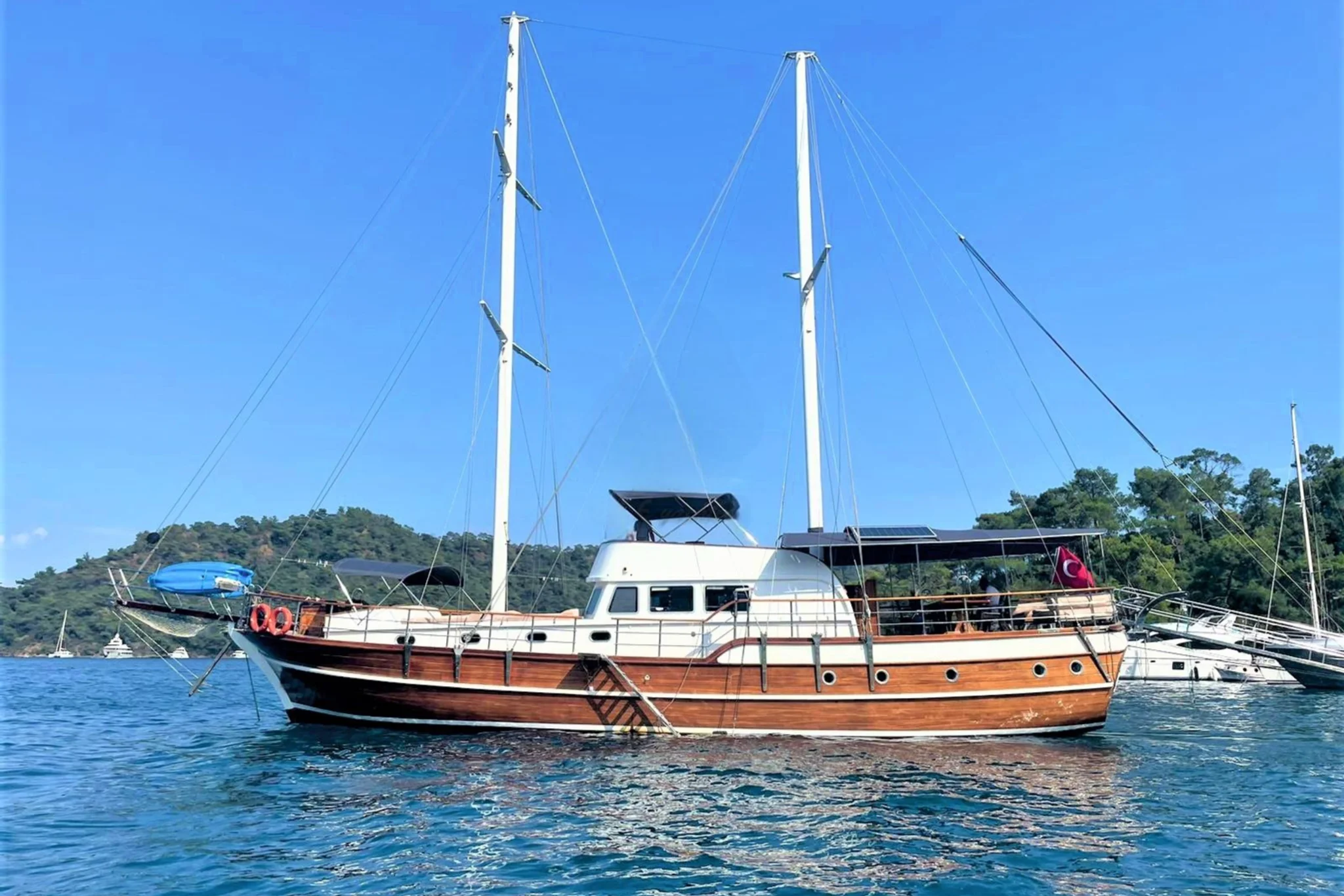 Yacht Royal Swan