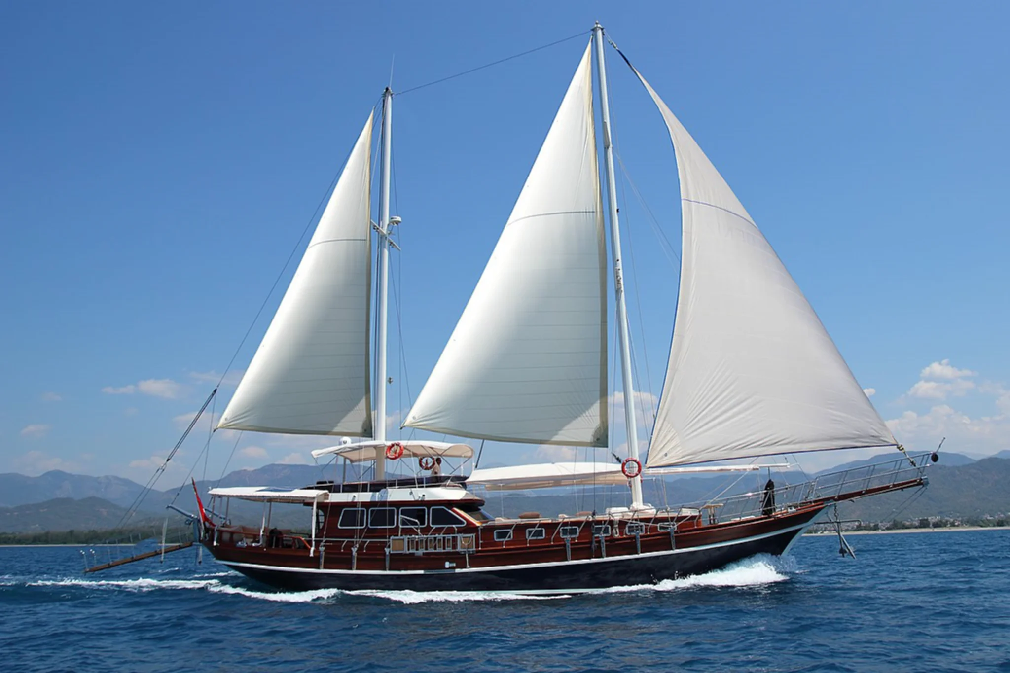 Romance yacht
