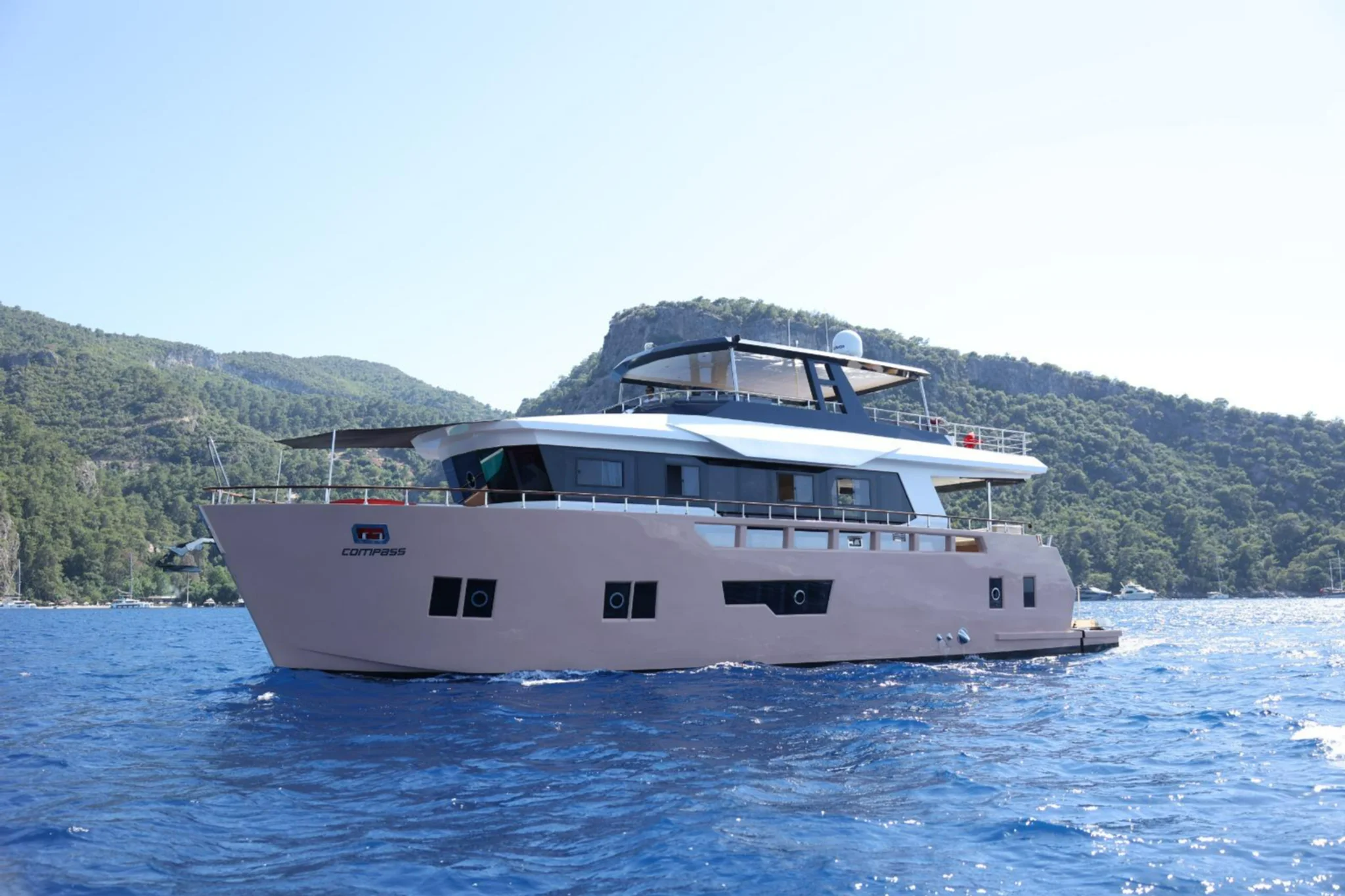 Compass yacht