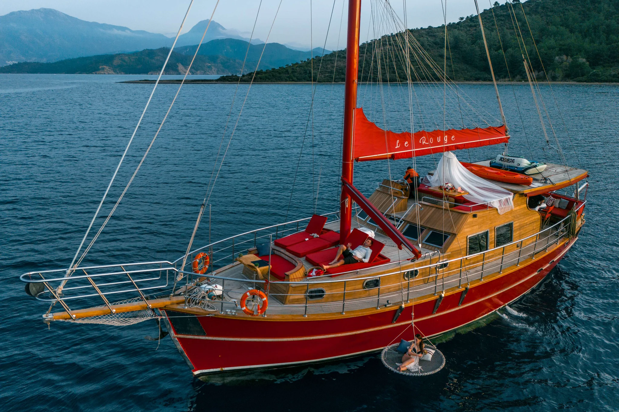 Le Rouge yacht