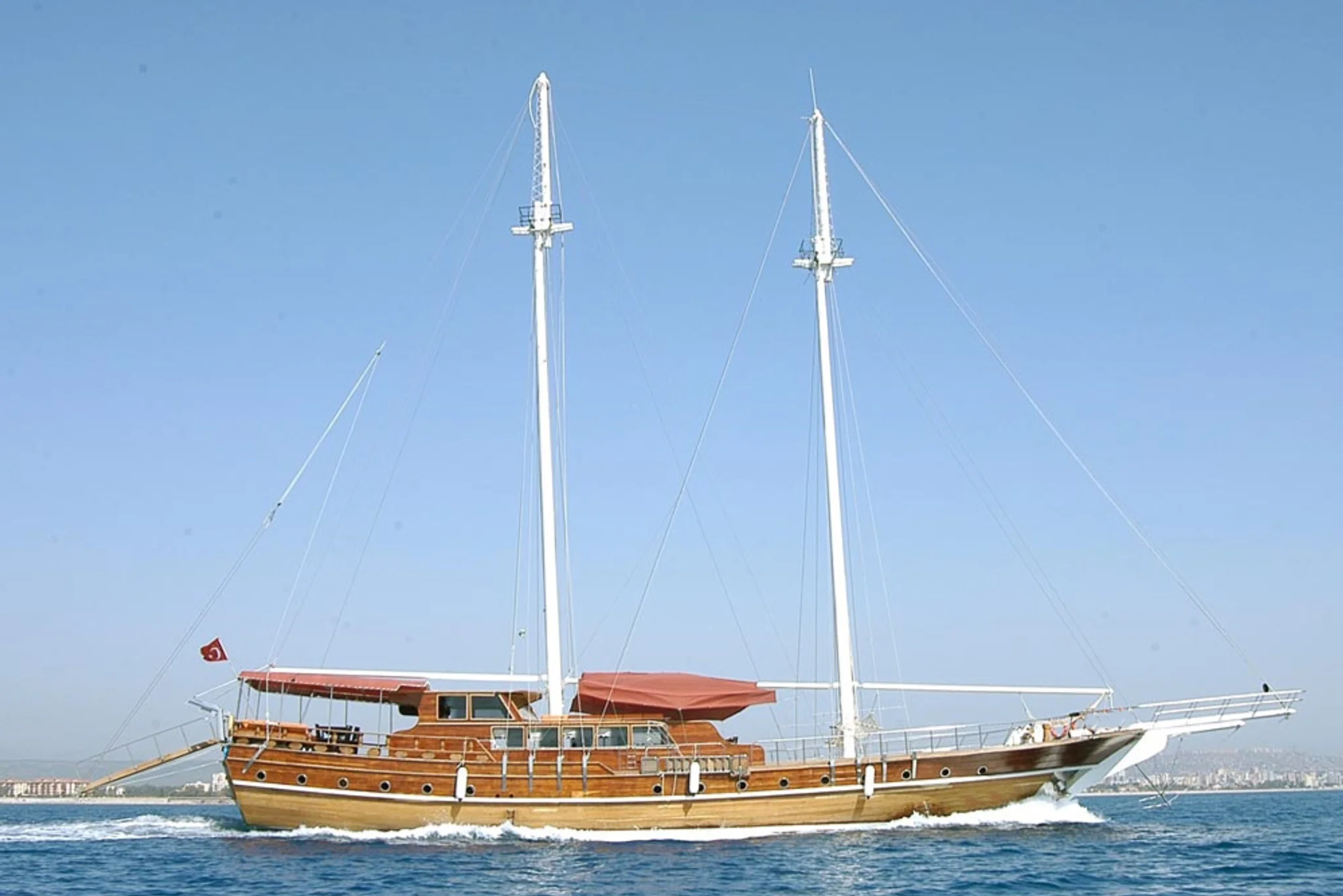 Yacht Reef Diving