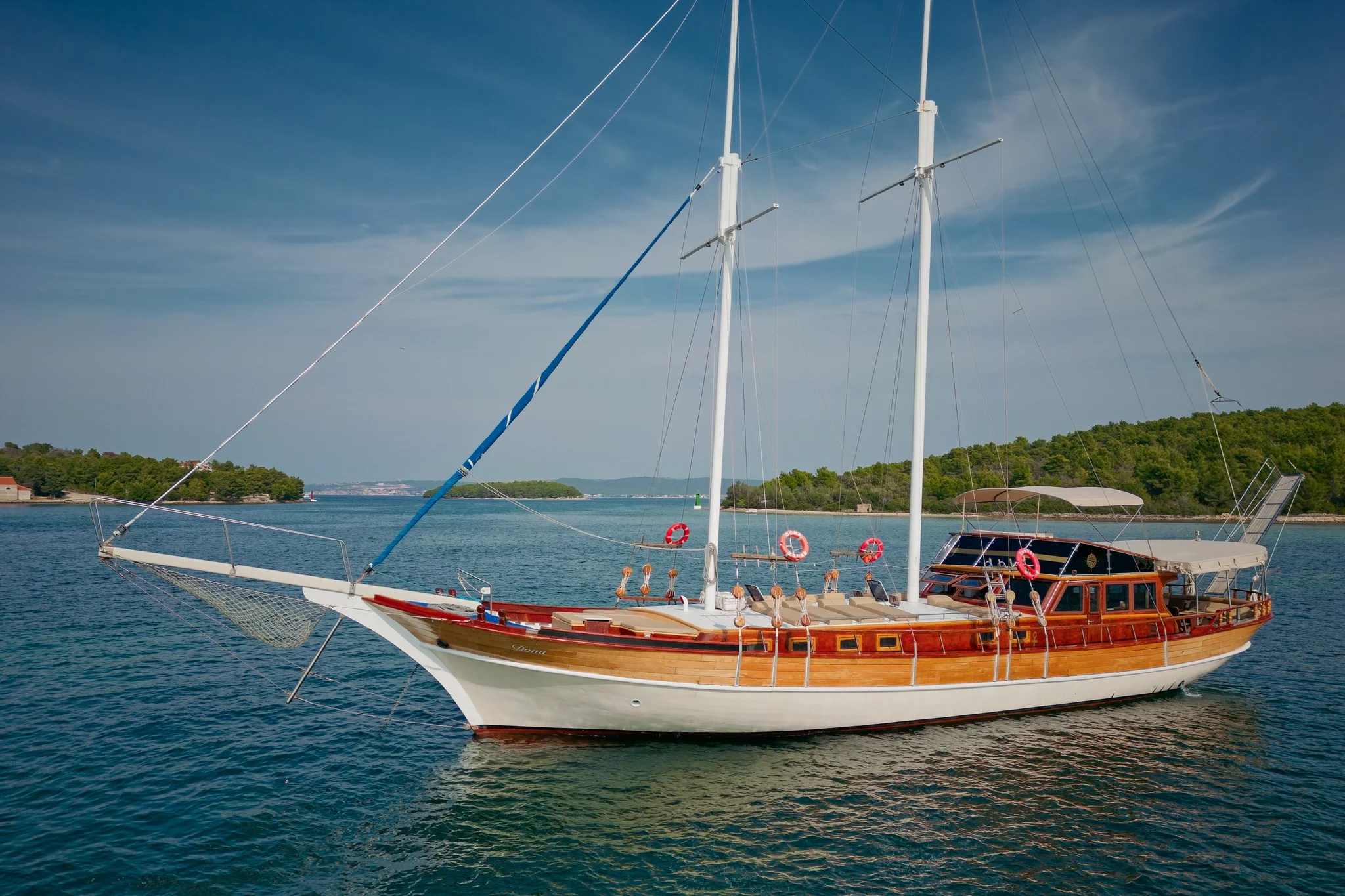 Dona yacht